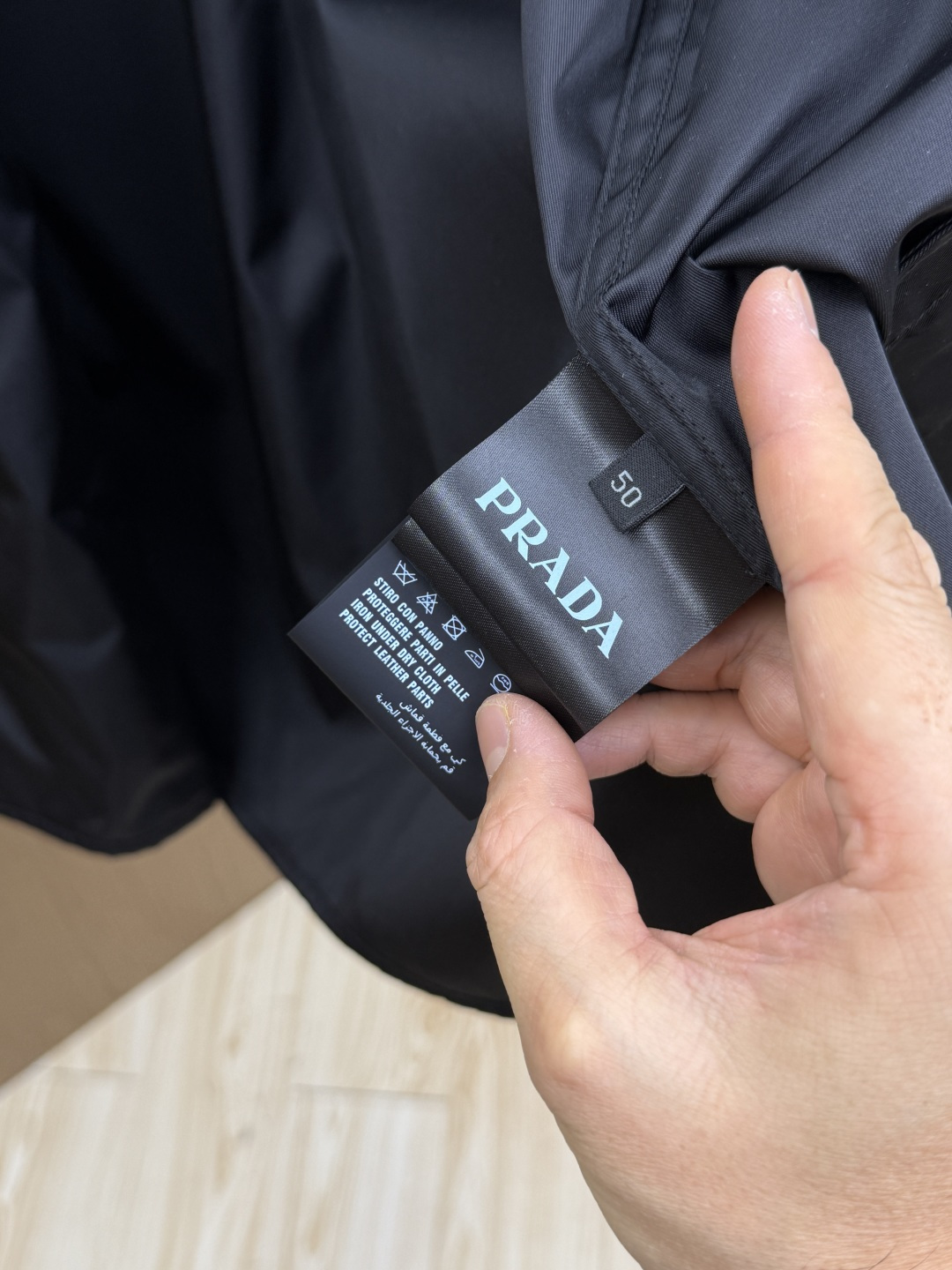 早春 PRADA 春款2026最新款时尚设计师款夹克外套.处处细节显工艺足够的高级 结构性剪裁的设计改变