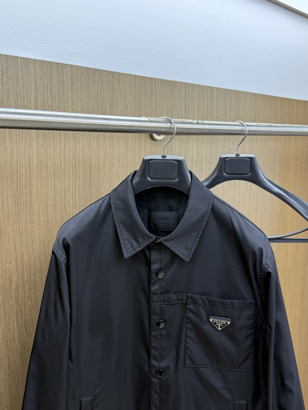 早春 PRADA 春款2026最新款时尚设计师款夹克外套.处处细节显工艺足够的高级 结构性剪裁的设计改变