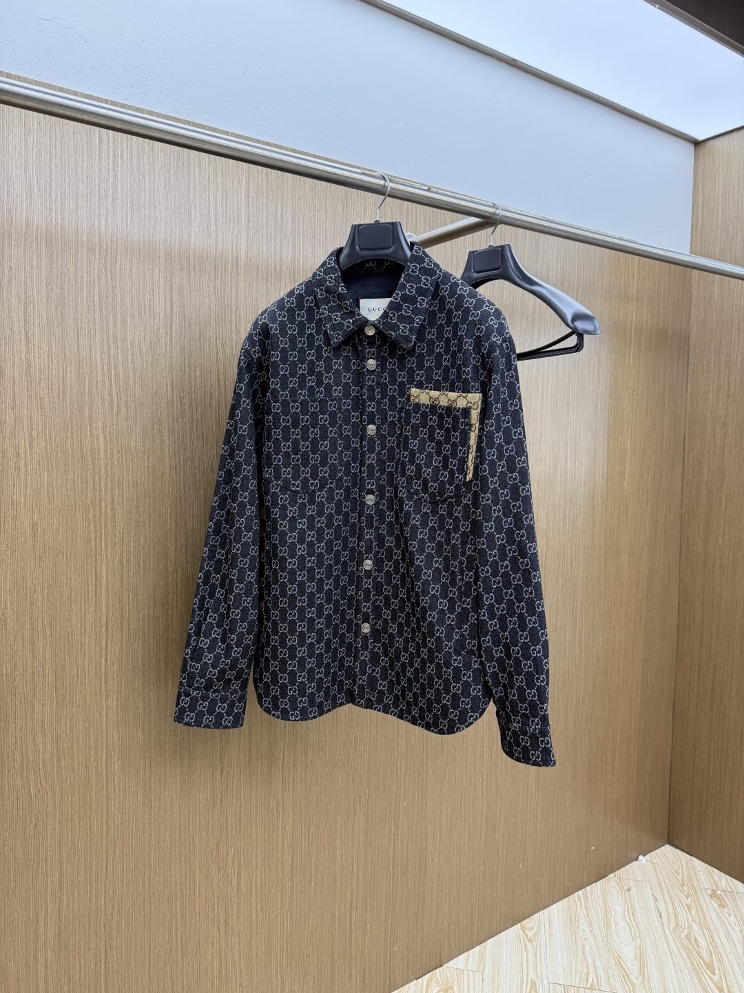 NO:756746,Early spring GUCCI spring 2026 latest fashion designer jacket. Every detail shows craftsmanship. The design changes are enough high-end structural tailoring to show men's diverse image changes. They are slim and neat, and tailored to meet the popular multi-layered wear. Versatile style for life. Size 48-56 fmo,,gucci,jackets & coats,jackets & coats,19860909早春 GUCCI 春款2026最新款时尚设计师款夹克外套.处处细节显工艺足够的高级结构性剪裁的设计改变来展现男士多样的形象变化,修身利落、剪裁合体,满足时下正流行的多层次穿搭,生活百搭款式 码数48-56  fmo,,gucci,jackets & coats,jackets & coats,,Men's clothing