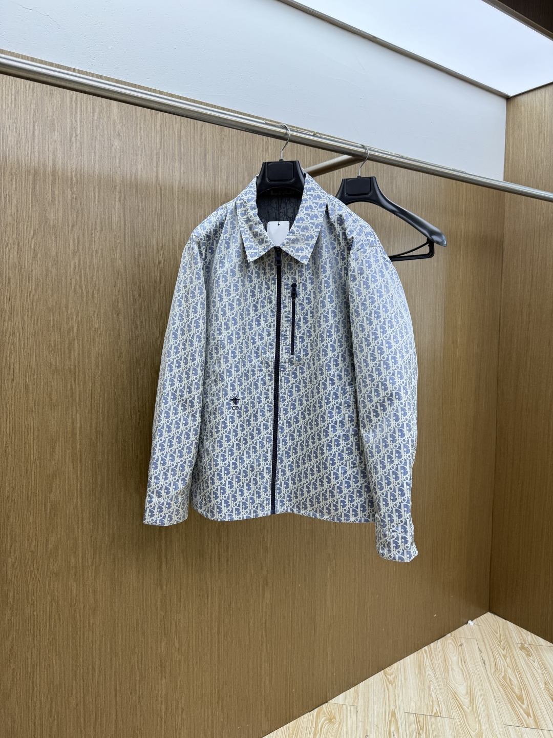 NO:756748,Early spring Dior spring 2026 latest fashion designer jacket. Every detail shows craftsmanship, and the design changes of high-end structural tailoring are enough to show the diverse image changes of men. It is slim and neat, and tailored to meet the popular multi-layered wear. The style is versatile for life. Size 48-56 fmo,, dior, jackets & coats, jackets & coats,19860909早春 Dior 春款2026最新款时尚设计师款夹克外套.处处细节显工艺足够的高级结构性剪裁的设计改变来展现男士多样的形象变化,修身利落、剪裁合体,满足时下正流行的多层次穿搭,生活百搭款式 码数48-56  fmo,,dior,jackets & coats,jackets & coats,,Men's clothing