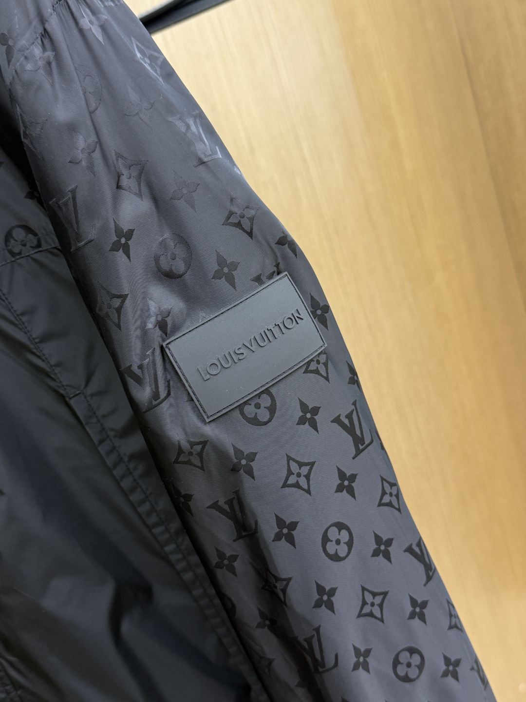 早春 LV 春款2026最新款时尚设计师款夹克外套.处处细节显工艺足够的高级 结构性剪裁的设计改变来展现