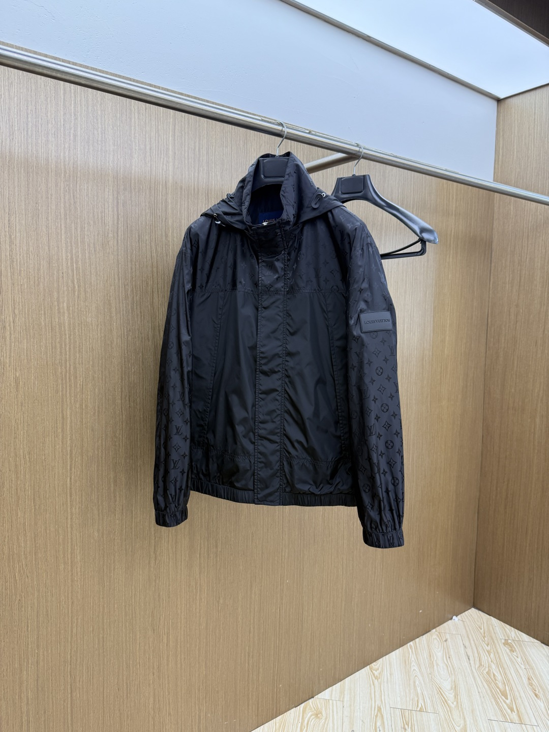 NO:756750,Early spring LV spring 2026 latest fashion designer jacket. Every detail shows craftsmanship. The design changes are enough high-end structural tailoring to show men's diverse image changes. They are slim and neat, and tailored to meet the current popular multi-layered wear. Versatile style for life. Size 48-56 fmo,, louis vuitton, jackets & coats, jackets & coats,19860909早春 LV 春款2026最新款时尚设计师款夹克外套.处处细节显工艺足够的高级结构性剪裁的设计改变来展现男士多样的形象变化,修身利落、剪裁合体,满足时下正流行的多层次穿搭,生活百搭款式 码数48-56  fmo,,louis vuitton,jackets & coats,jackets & coats,,Men's clothing