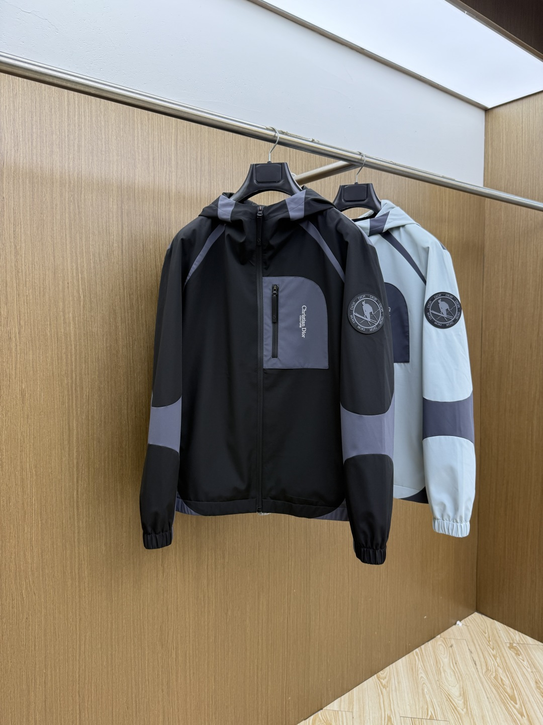 NO:756752,Early spring Dior spring 2026 latest fashion designer jacket. Every detail shows craftsmanship. The design changes are enough high-end structural tailoring to show men's diverse image changes. They are slim and neat, and tailored to meet the popular multi-layered wear. Versatile style for life. Size 48-56 Fmo,, dior, jackets & coats, jackets & coats,19860909早春 Dior 春款2026最新款时尚设计师款夹克外套.处处细节显工艺足够的高级结构性剪裁的设计改变来展现男士多样的形象变化,修身利落、剪裁合体,满足时下正流行的多层次穿搭,生活百搭款式 码数48-56  Fmo,,dior,jackets & coats,jackets & coats,,Men's clothing