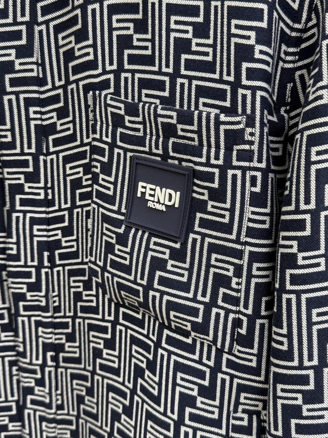 早春 FEND 春款2026最新款时尚设计师款夹克外套.处处细节显工艺足够的高级 结构性剪裁的设计改变来