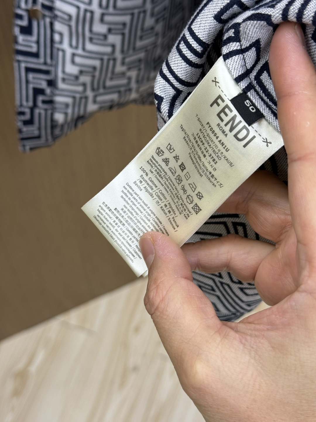 早春 FEND 春款2026最新款时尚设计师款夹克外套.处处细节显工艺足够的高级 结构性剪裁的设计改变来