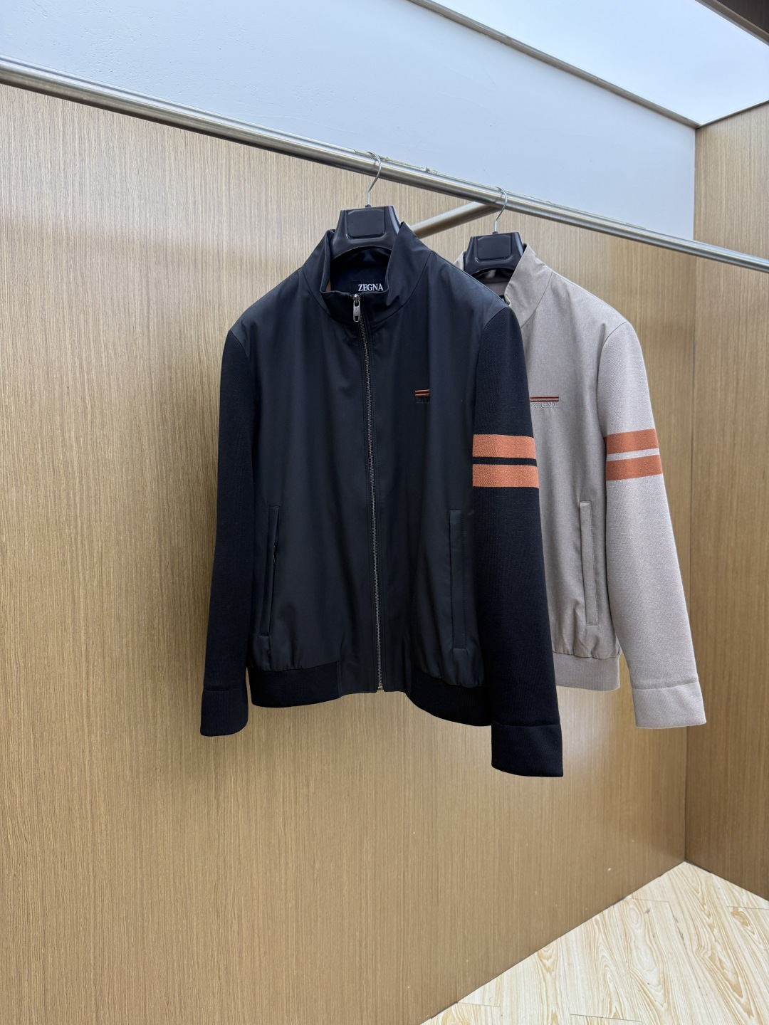 NO:759084,Early spring ZZ 1956 early spring series, the latest fashionable stand-up collar jacket. Spliced ​​knitted sleeves, every detail shows craftsmanship. Sufficient advanced structural tailoring design changes to show men's diverse image changes. Slim and neat, tailored to meet the current popular multi-layered wear, custom studded buttons, unique. Versatile styles for life. Complete with three standards. Boutique shipment. Size M-3XL D11,,jackets & coats,jackets & coats,19860909早春 ZZ 1956早春系列,最新时尚立领夹克外套.拼接针织袖,处处细节显工艺足够的高级结构性剪裁的设计改变来展现男士多样的形象变化,修身利落、剪裁合体,满足时下正流行的多层次穿搭,定制钉扣,独一无二.生活百搭款式 三标齐全 精品出货 尺码M-3XL D11,,jackets & coats,jackets & coats,,Men's clothing