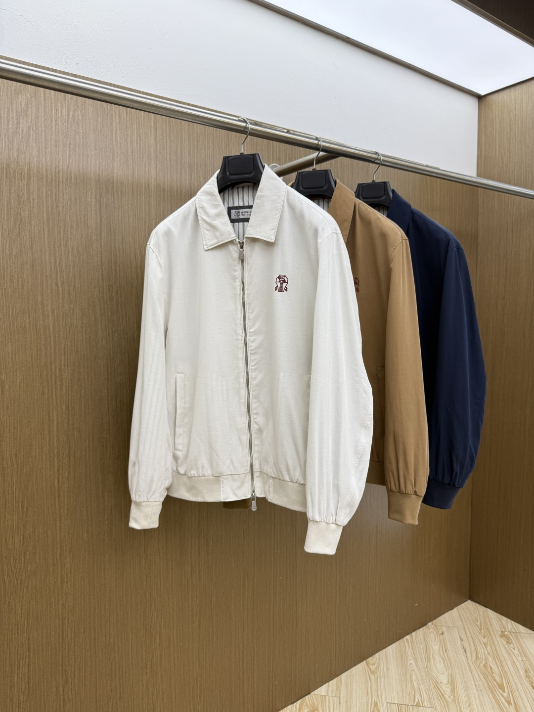 NO:759092,Early spring BC 1956 early spring cotton and linen series, the latest fashionable lapel jackets. Every detail shows craftsmanship, and the design changes are enough advanced structural tailoring to show men's diverse image changes. Slim and neat, tailored to meet the current popular multi-layered wear, custom-made buckles, unique. Versatile style for life. Complete with three standards. Boutique shipment. Size M-3XL D11,,jackets & coats,jackets & coats,19860909早春 BC 1956早春棉麻系列,最新时尚翻领夹克外套.处处细节显工艺足够的高级结构性剪裁的设计改变来展现男士多样的形象变化,修身利落、剪裁合体,满足时下正流行的多层次穿搭,定制钉扣,独一无二.生活百搭款式 三标齐全 精品出货 尺码M-3XL  D11,,jackets & coats,jackets & coats,,Men's clothing