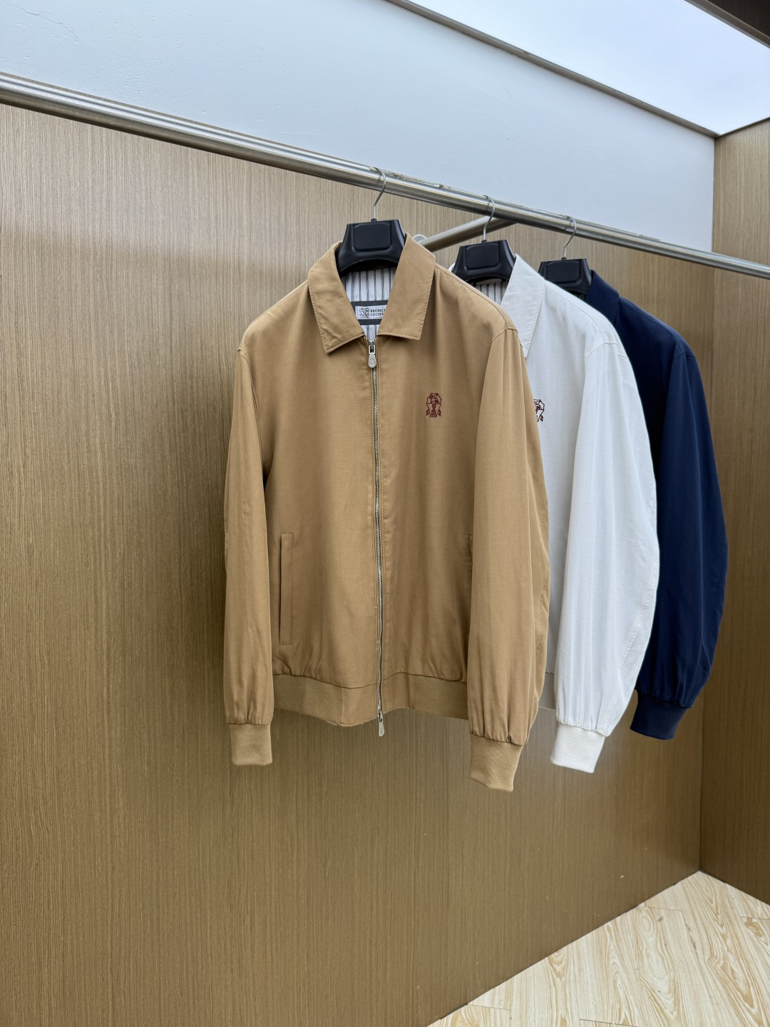 NO:759101,Early spring BC 1956 early spring cotton and linen series, the latest fashionable lapel jackets. Every detail shows craftsmanship, and the design changes are enough advanced structural tailoring to show men's diverse image changes. Slim and neat, tailored to meet the current popular multi-layered wear, custom-made buckles, unique. Versatile style for life. Complete with three standards. Boutique shipment. Size M-3XL D11,,jackets & coats,jackets & coats,19860909早春 BC 1956早春棉麻系列,最新时尚翻领夹克外套.处处细节显工艺足够的高级结构性剪裁的设计改变来展现男士多样的形象变化,修身利落、剪裁合体,满足时下正流行的多层次穿搭,定制钉扣,独一无二.生活百搭款式 三标齐全 精品出货 尺码M-3XL  D11,,jackets & coats,jackets & coats,,Men's clothing