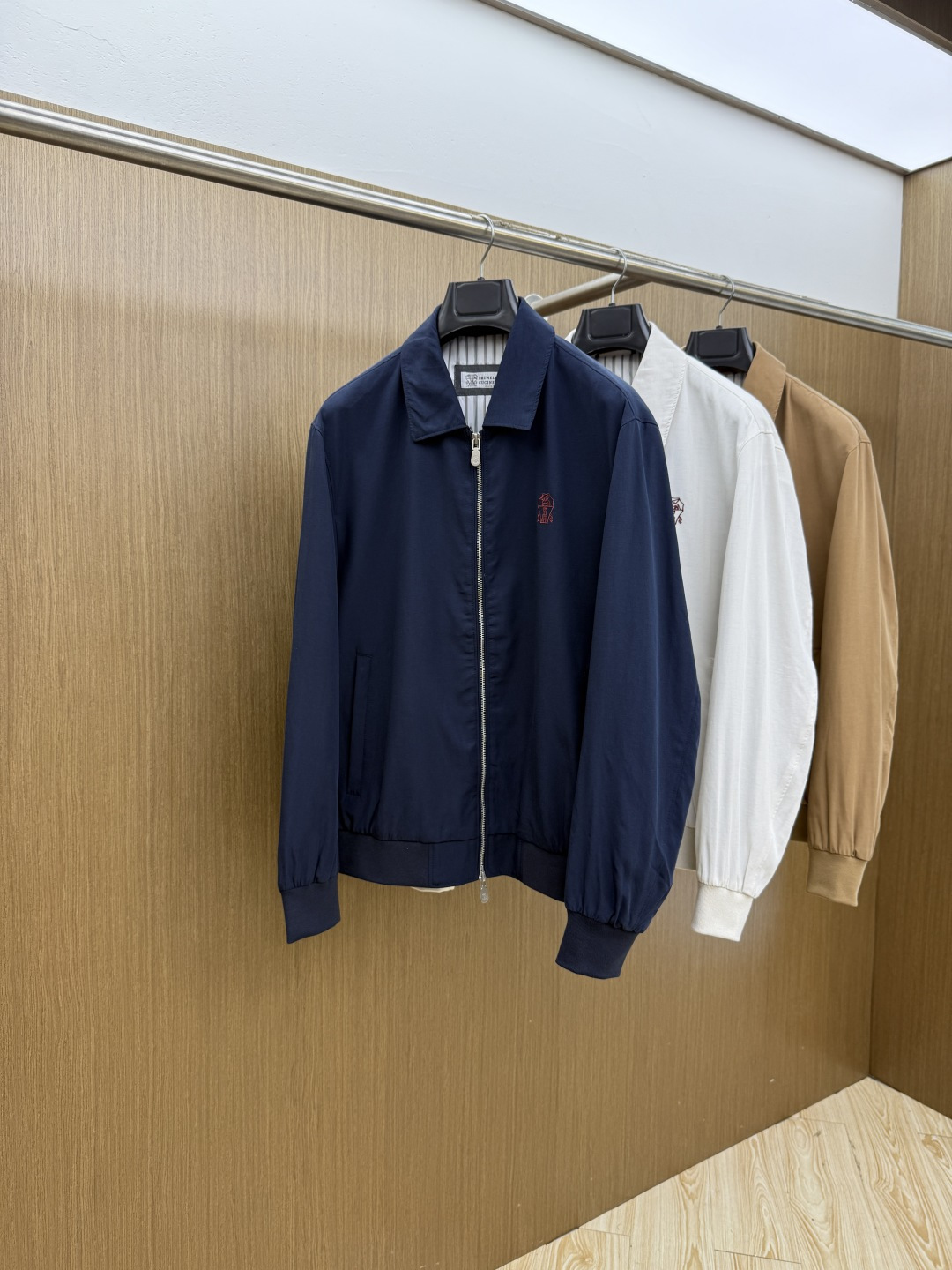 NO:759107,Early spring BC 1956 early spring cotton and linen series, the latest fashionable lapel jackets. Every detail shows craftsmanship, and the design changes are enough advanced structural tailoring to show men's diverse image changes. Slim and neat, tailored to meet the current popular multi-layered wear, custom-made buckles, unique. Versatile style for life. Complete with three standards. Boutique shipment. Size M-3XL D11,,jackets & coats,jackets & coats,19860909早春 BC 1956早春棉麻系列,最新时尚翻领夹克外套.处处细节显工艺足够的高级结构性剪裁的设计改变来展现男士多样的形象变化,修身利落、剪裁合体,满足时下正流行的多层次穿搭,定制钉扣,独一无二.生活百搭款式 三标齐全 精品出货 尺码M-3XL  D11,,jackets & coats,jackets & coats,,Men's clothing