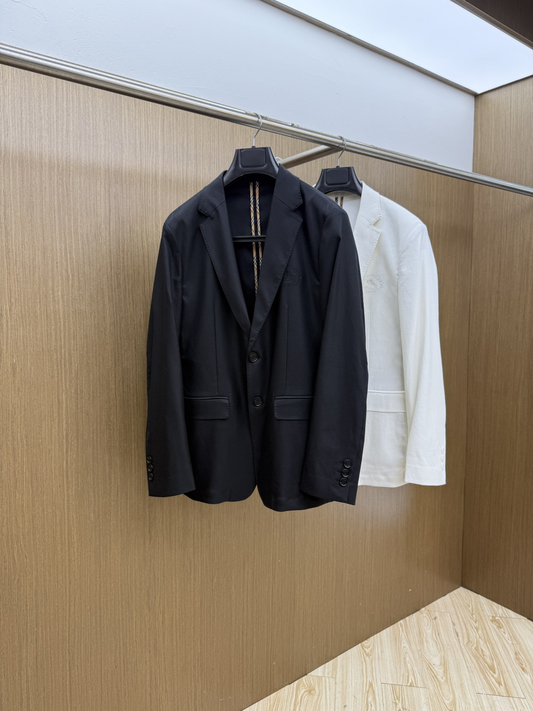 NO:759116,Early spring BBR 1956 early spring fashion series, the latest men's suit jacket. Custom-woven and dyed fabrics, every detail shows craftsmanship, and the design changes of advanced structural tailoring are enough to show men's diverse image changes. Slim and neat, tailored to meet the current popular multi-layered wear, customized horn buttons, unique. Versatile styles for life. Complete with three standards. Boutique shipment. Size M-3XL D11, jackets & coats, business suit,19860909早春 BBR 1956早春时尚系列,最新男款西装外套.定织定染面料,处处细节显工艺足够的高级结构性剪裁的设计改变来展现男士多样的形象变化,修身利落、剪裁合体,满足时下正流行的多层次穿搭,定制牛角纽扣,独一无二.生活百搭款式 三标齐全 精品出货 尺码M-3XL  D11,,jackets & coats,business suit,,Men's clothing