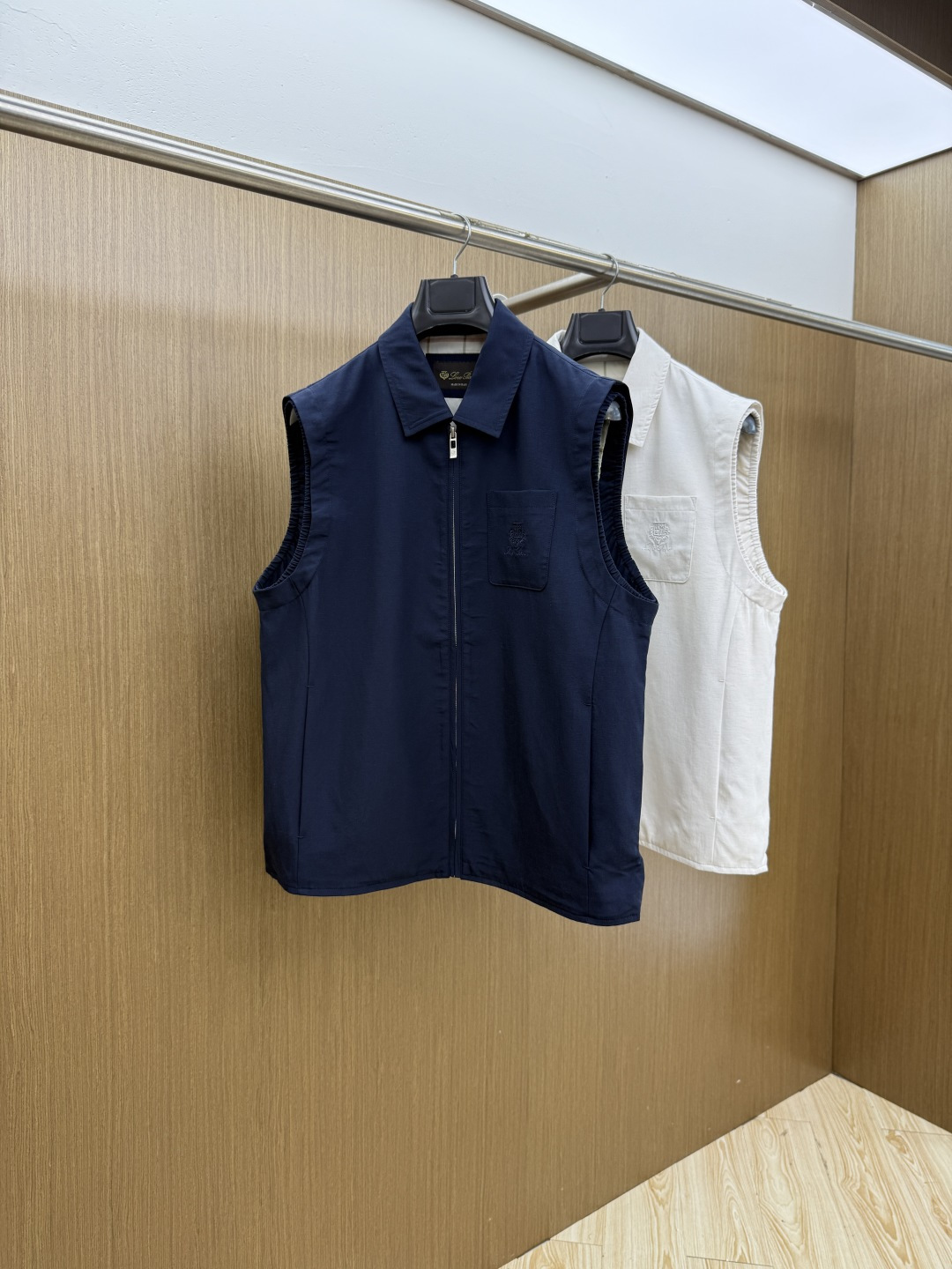 NO:759125,Early spring LP 1956 early spring series, the latest fashionable lapel jacket and vest, every detail shows craftsmanship and enough advanced structural tailoring design changes to show men's diverse image changes. Slim and neat, tailored to meet the current popular multi-layered wear, custom-made buttons, unique. Versatile styles for life. Complete with three standards. Boutique shipments. Sizes M-3XL d11, loro piana, jackets & coats,19860909早春 LP 1956早春系列,最新时尚翻领夹克马甲,处处细节显工艺足够的高级结构性剪裁的设计改变来展现男士多样的形象变化,修身利落、剪裁合体,满足时下正流行的多层次穿搭,定制钉扣,独一无二.生活百搭款式 三标齐全 精品出货 尺码M-3XL d11,,loro piana,jackets & coats,,Men's clothing