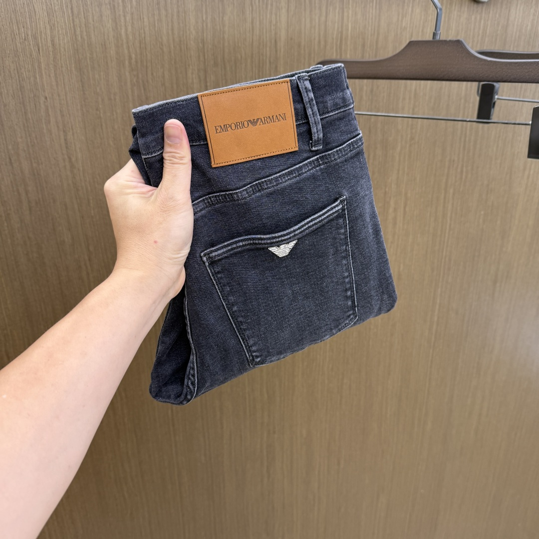NO:839668,Early spring AJ high-end customized quality 26SS spring and summer latest original jeans sold simultaneously at the counter Original customized replica Customer-supplied hardware accessories Original quality Imported denim fabrics heavily washed Fine workmanship and routing Excellent upper body, preferred item A60 SIZE: 30-38/No 35 37,,jeans,19860909早春 AJ 高端定制品质 26SS春夏最新款原单牛仔裤 柜台同步发售 原版定制复刻 客供五金辅料 原单品质 进口牛仔面料重工洗水 做工走线精细 上身绝佳,优选单品A60 SIZE:30-38/无35 37,,jeans,,Men's clothing