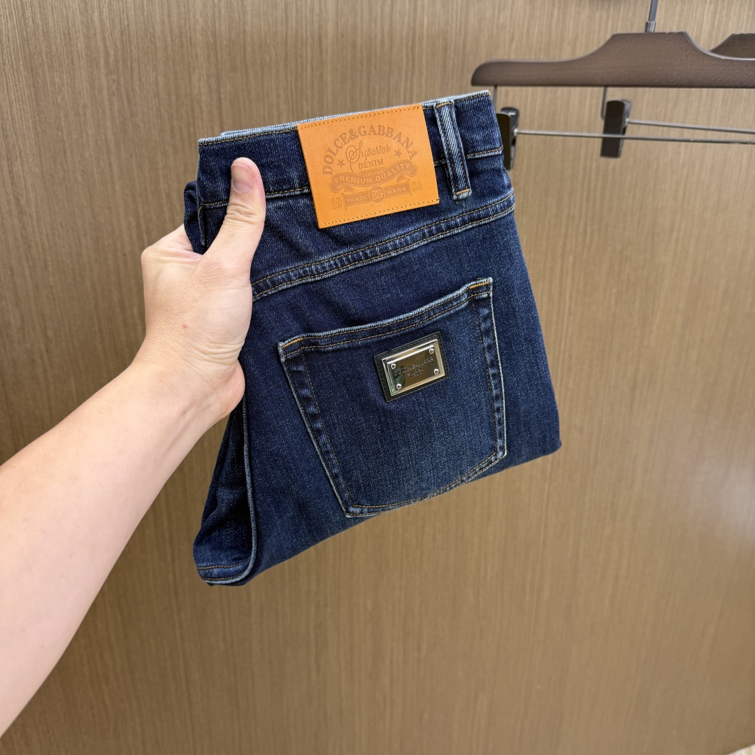 NO:839686,Early spring DG high-end customized quality 26SS spring and summer latest original jeans sold simultaneously at the counter Original customized replica Customer-supplied hardware accessories Original quality Imported denim fabrics with heavy industrial washing Fine workmanship and routing Excellent upper body, preferred item A60 SIZE: 30-38/no 35 37,,jeans,19860909早春 DG 高端定制品质 26SS春夏最新款原单牛仔裤 柜台同步发售 原版定制复刻 客供五金辅料 原单品质 进口牛仔面料重工洗水 做工走线精细 上身绝佳,优选单品A60 SIZE:30-38/无35 37,,jeans,,Men's clothing