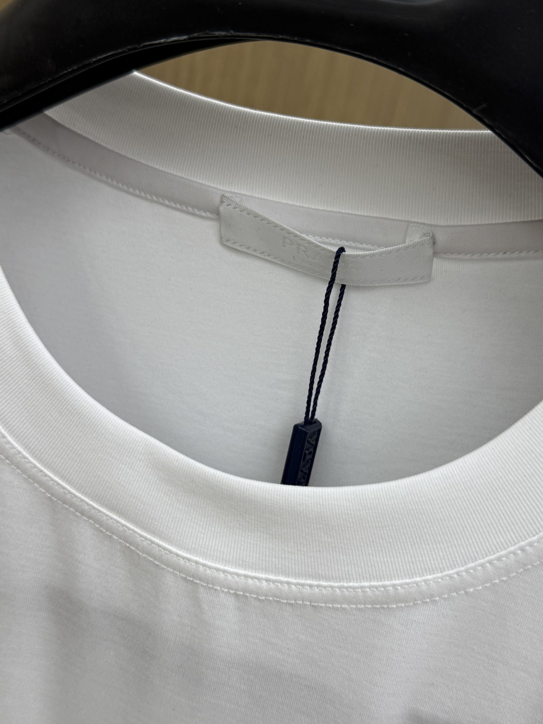 早春 PD 🔥🔥春夏新款首发专柜最新款圆领短袖 高端订制 设计前卫时尚！品牌logo重工艺设计 高端定制