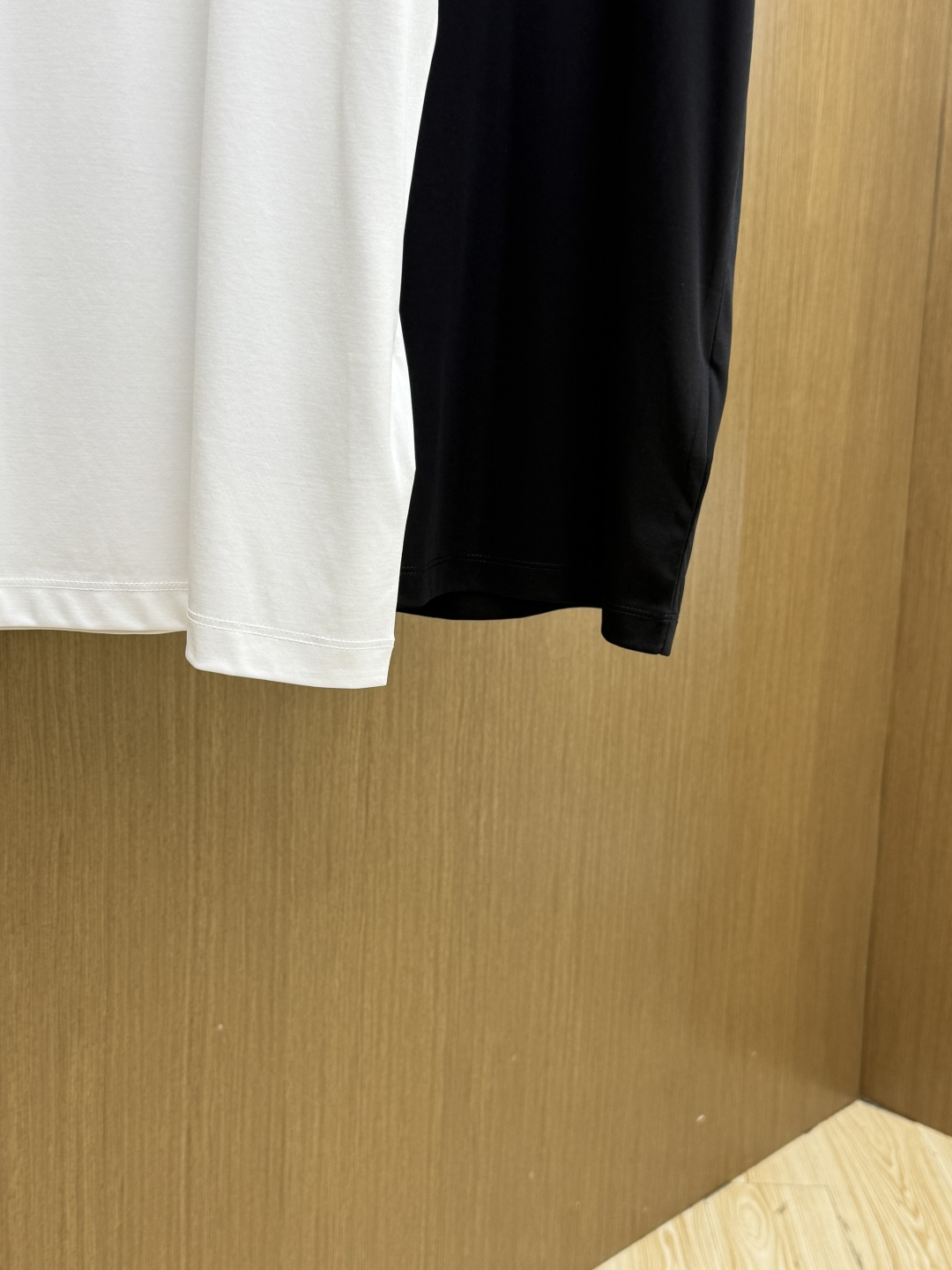 早春 PD 🔥🔥春夏新款首发专柜最新款圆领短袖 高端订制 设计前卫时尚！品牌logo重工艺设计 高端定制