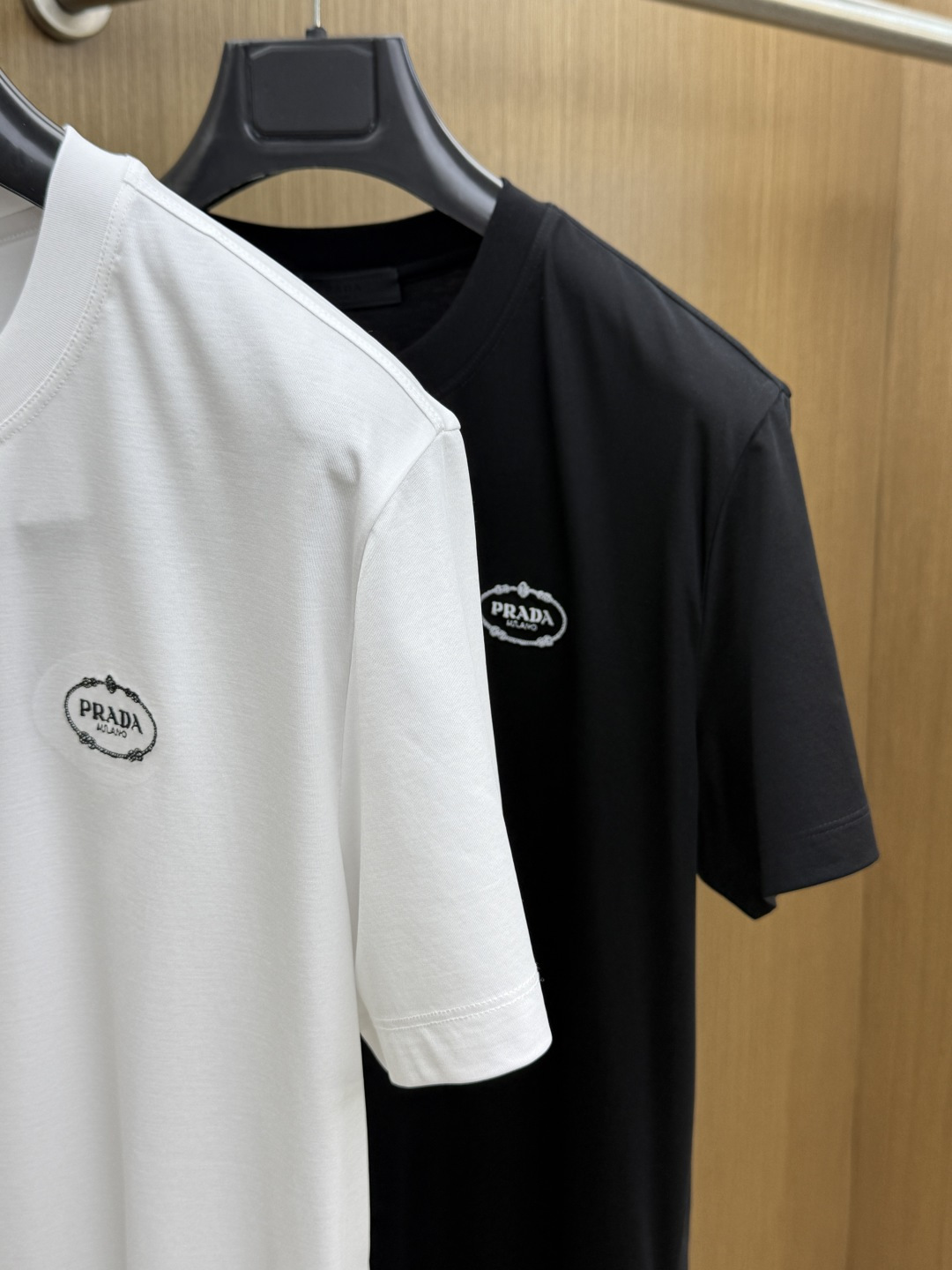早春 PD 🔥🔥春夏新款首发专柜最新款圆领短袖 高端订制 设计前卫时尚！品牌logo重工艺设计 高端定制