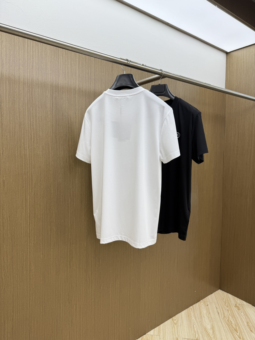 早春 PD 🔥🔥春夏新款首发专柜最新款圆领短袖 高端订制 设计前卫时尚！品牌logo重工艺设计 高端定制