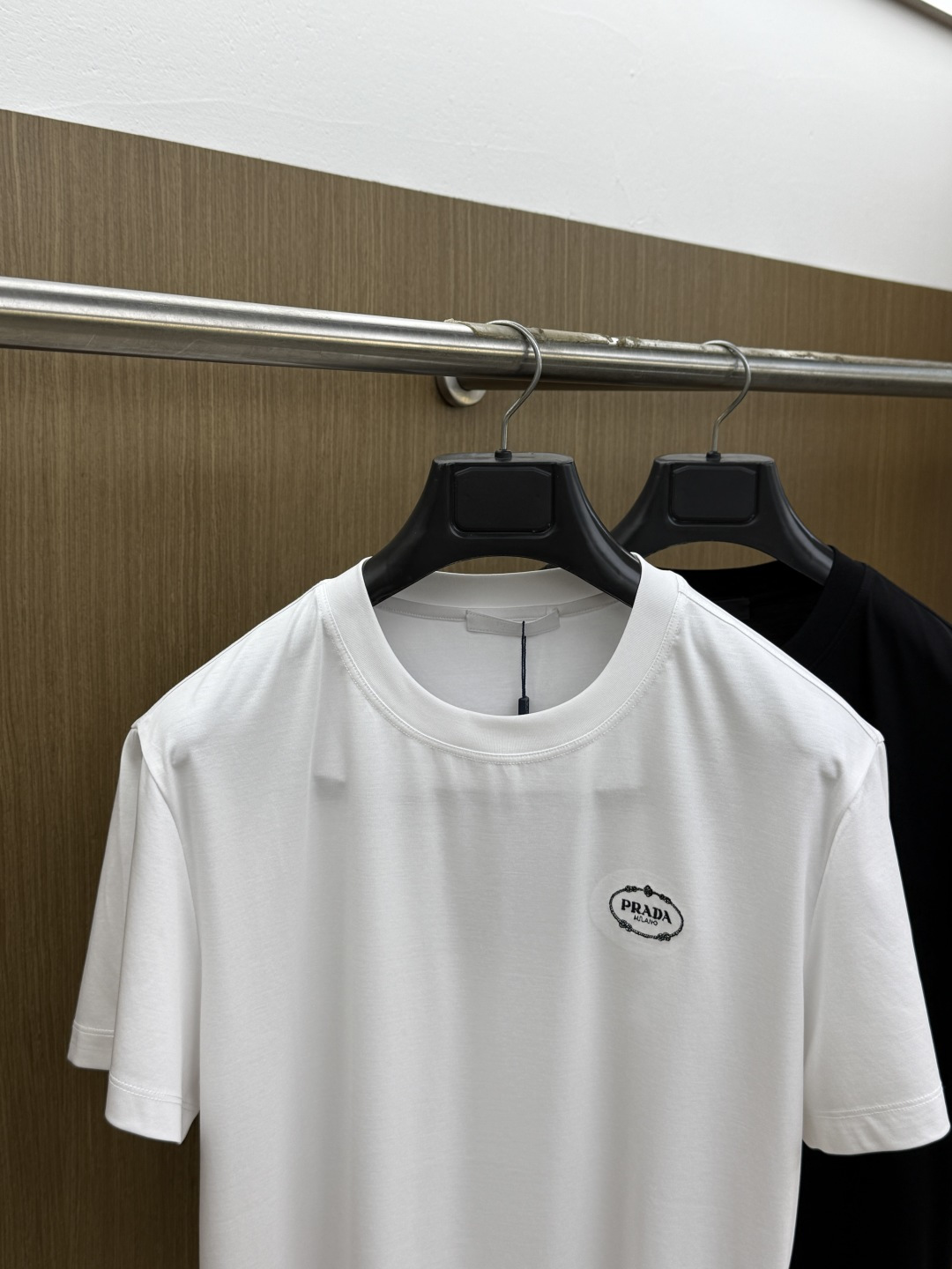 早春 PD 🔥🔥春夏新款首发专柜最新款圆领短袖 高端订制 设计前卫时尚！品牌logo重工艺设计 高端定制