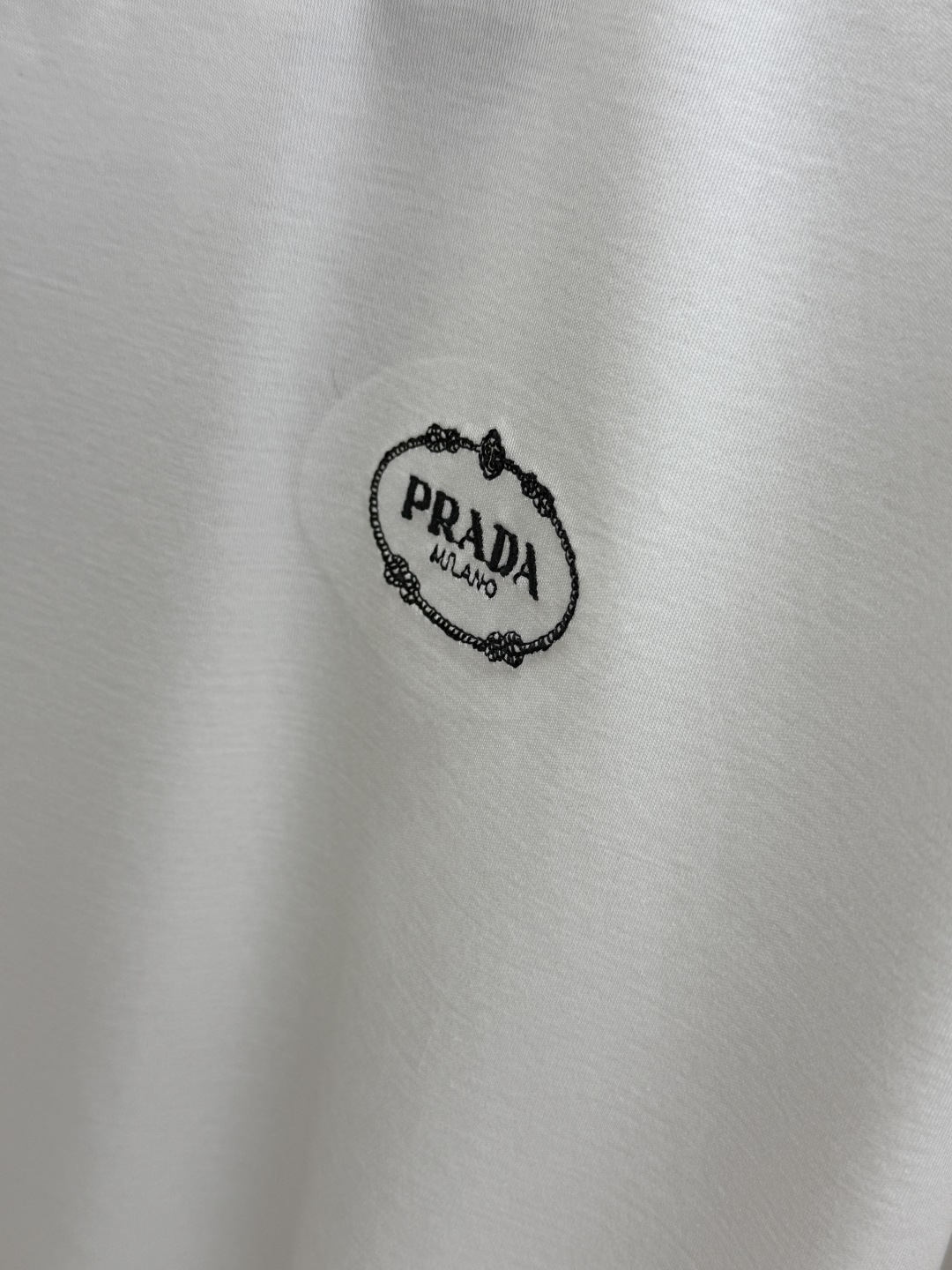 早春 PD 🔥🔥春夏新款首发专柜最新款圆领短袖 高端订制 设计前卫时尚！品牌logo重工艺设计 高端定制