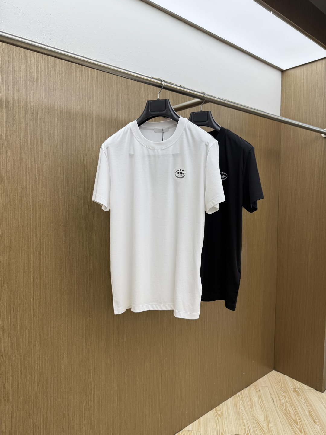 早春 PD 🔥🔥春夏新款首发专柜最新款圆领短袖 高端订制 设计前卫时尚！品牌logo重工艺设计 高端定制