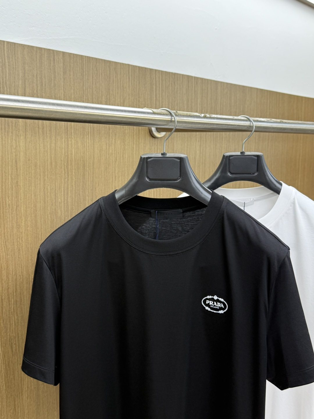 早春 PD 🔥🔥春夏新款首发专柜最新款圆领短袖 高端订制 设计前卫时尚！品牌logo重工艺设计 高端定制