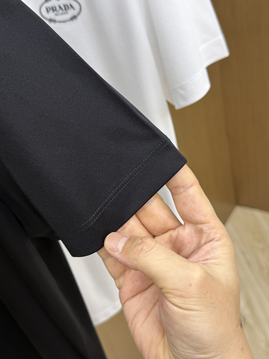 早春 PD 🔥🔥春夏新款首发专柜最新款圆领短袖 高端订制 设计前卫时尚！品牌logo重工艺设计 高端定制