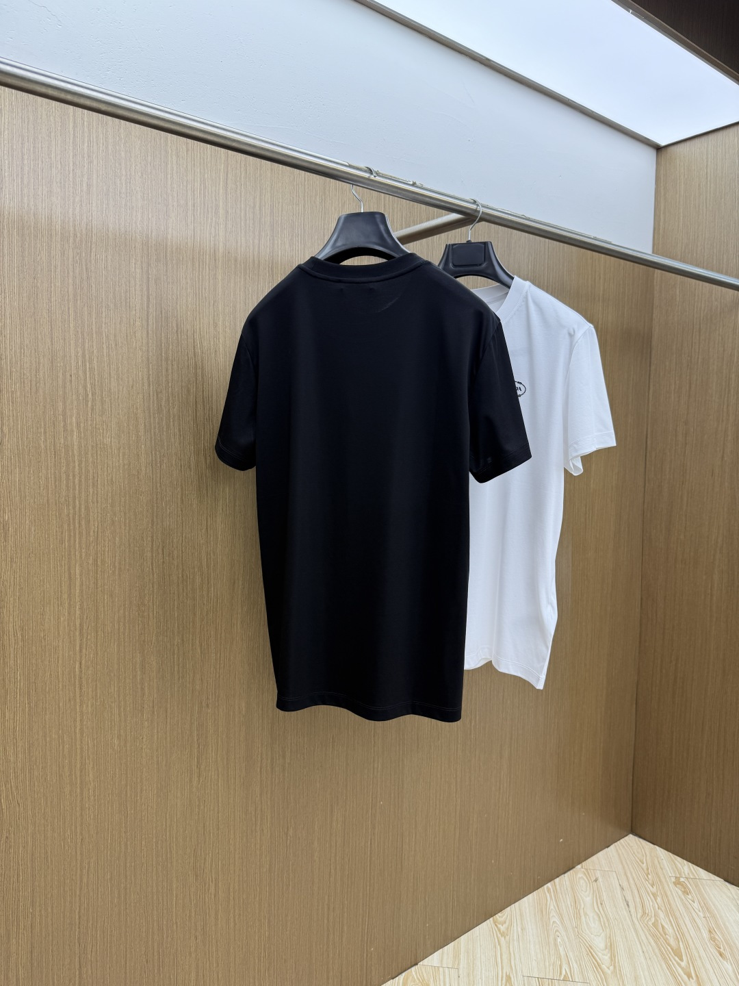 早春 PD 🔥🔥春夏新款首发专柜最新款圆领短袖 高端订制 设计前卫时尚！品牌logo重工艺设计 高端定制