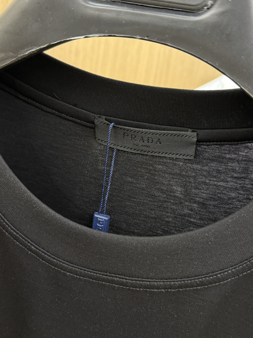 早春 PD 🔥🔥春夏新款首发专柜最新款圆领短袖 高端订制 设计前卫时尚！品牌logo重工艺设计 高端定制