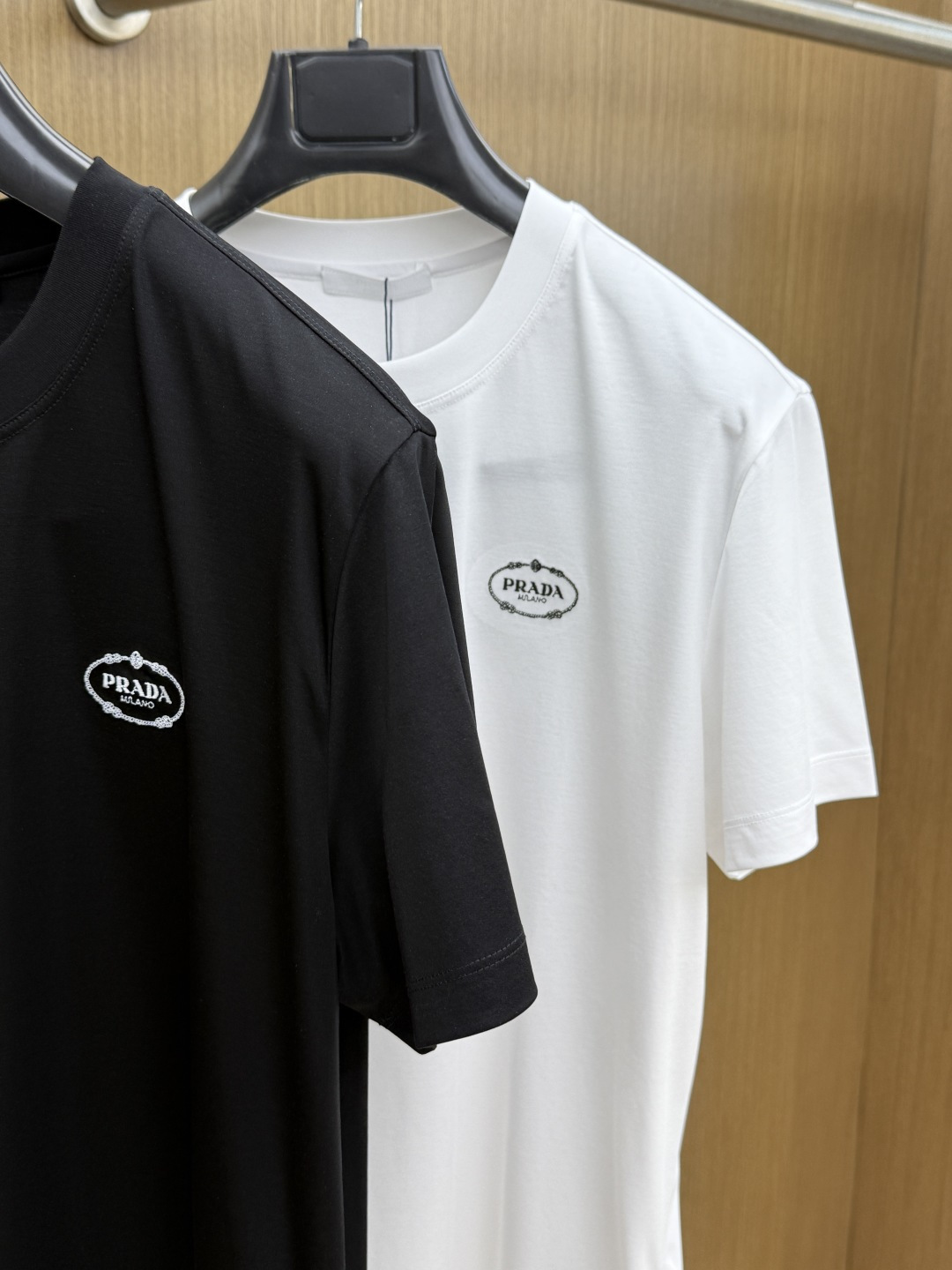 早春 PD 🔥🔥春夏新款首发专柜最新款圆领短袖 高端订制 设计前卫时尚！品牌logo重工艺设计 高端定制