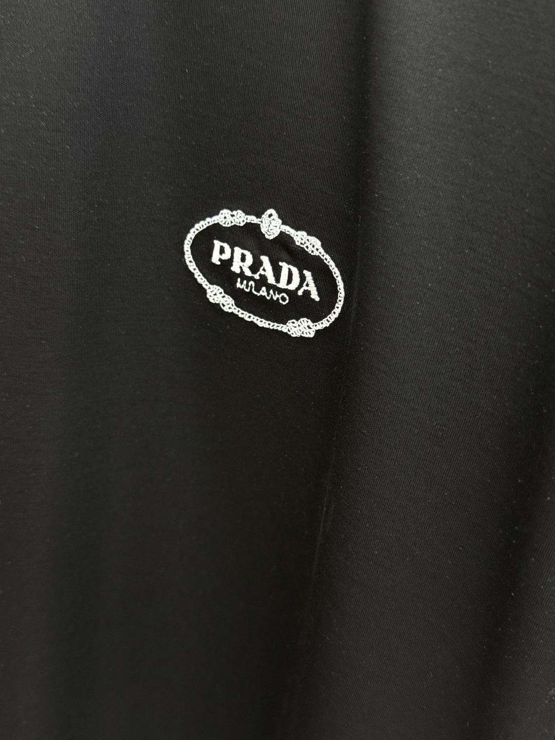 早春 PD 🔥🔥春夏新款首发专柜最新款圆领短袖 高端订制 设计前卫时尚！品牌logo重工艺设计 高端定制