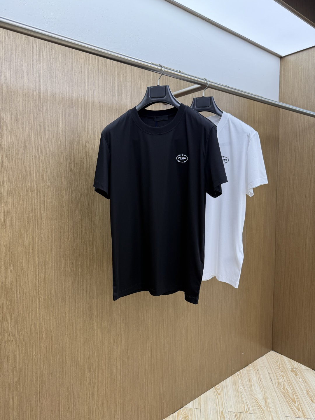 早春 PD 🔥🔥春夏新款首发专柜最新款圆领短袖 高端订制 设计前卫时尚！品牌logo重工艺设计 高端定制