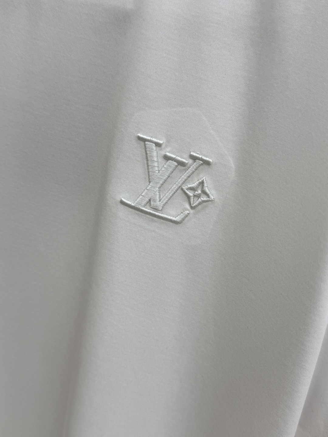 早春 LV 🔥🔥春夏新款首发专柜最新款圆领短袖 高端订制 设计前卫时尚！品牌logo重工艺设计 高端定制