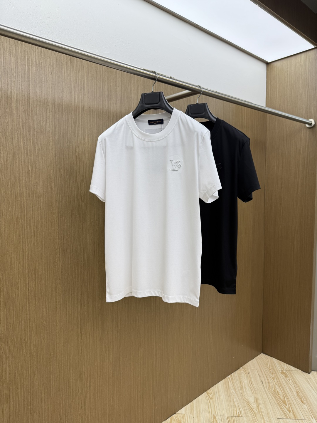 早春 LV 🔥🔥春夏新款首发专柜最新款圆领短袖 高端订制 设计前卫时尚！品牌logo重工艺设计 高端定制
