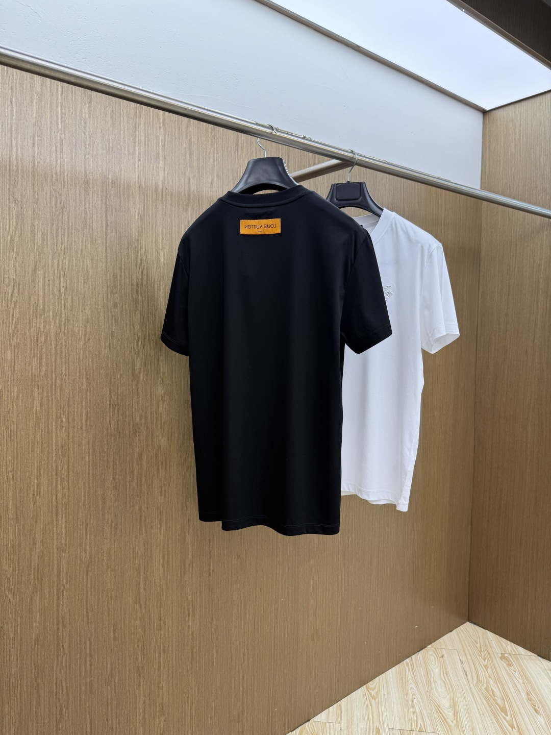 早春 LV 🔥🔥春夏新款首发专柜最新款圆领短袖 高端订制 设计前卫时尚！品牌logo重工艺设计 高端定制