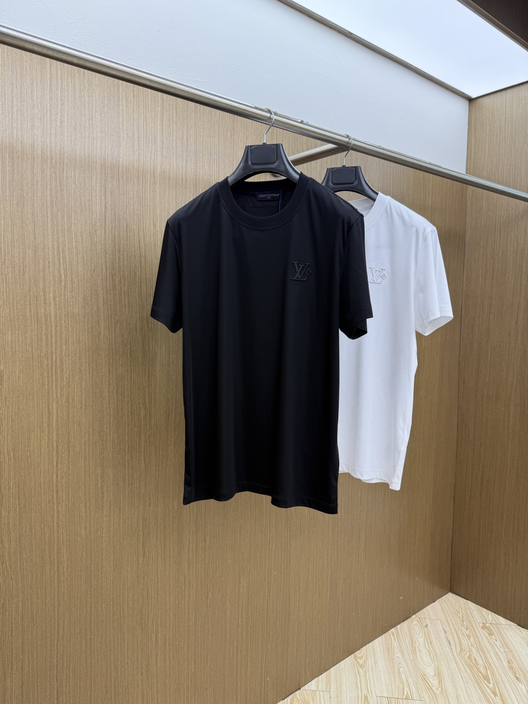 早春 LV 🔥🔥春夏新款首发专柜最新款圆领短袖 高端订制 设计前卫时尚！品牌logo重工艺设计 高端定制