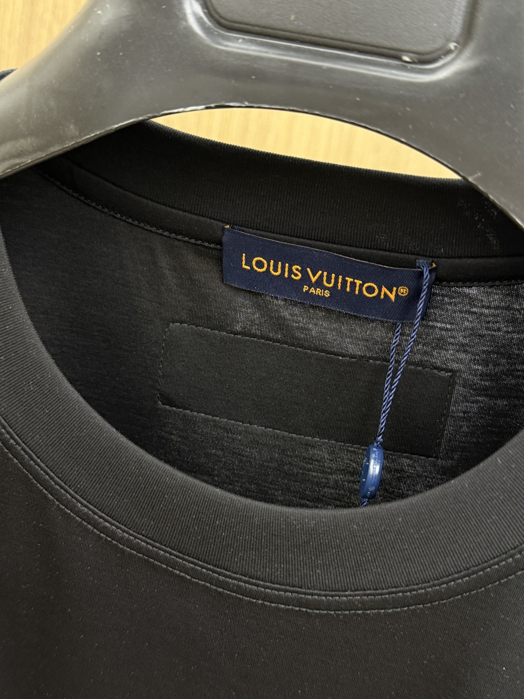 早春 LV 🔥🔥春夏新款首发专柜最新款圆领短袖 高端订制 设计前卫时尚！品牌logo重工艺设计 高端定制