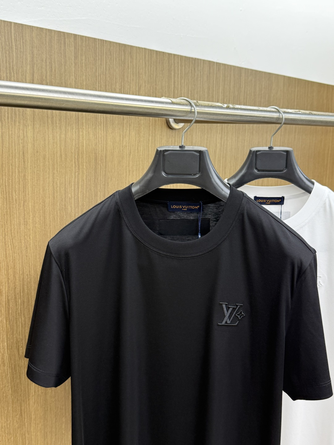 早春 LV 🔥🔥春夏新款首发专柜最新款圆领短袖 高端订制 设计前卫时尚！品牌logo重工艺设计 高端定制