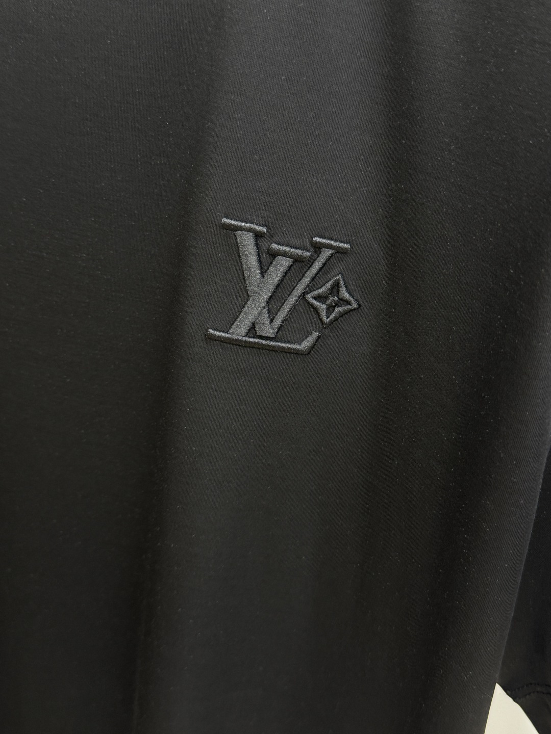 早春 LV 🔥🔥春夏新款首发专柜最新款圆领短袖 高端订制 设计前卫时尚！品牌logo重工艺设计 高端定制