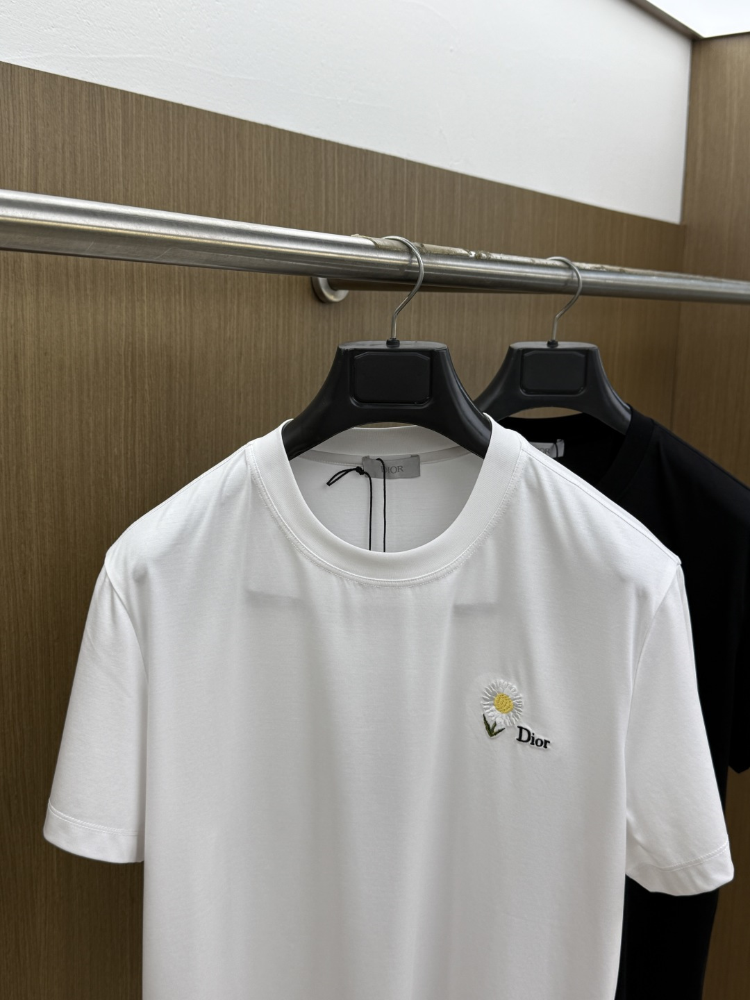 早春 CD 🔥🔥春夏新款首发专柜最新款圆领短袖 高端订制 设计前卫时尚！品牌logo重工艺设计 高端定制