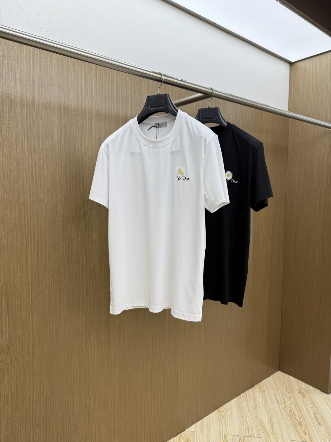 早春 CD 🔥🔥春夏新款首发专柜最新款圆领短袖 高端订制 设计前卫时尚！品牌logo重工艺设计 高端定制