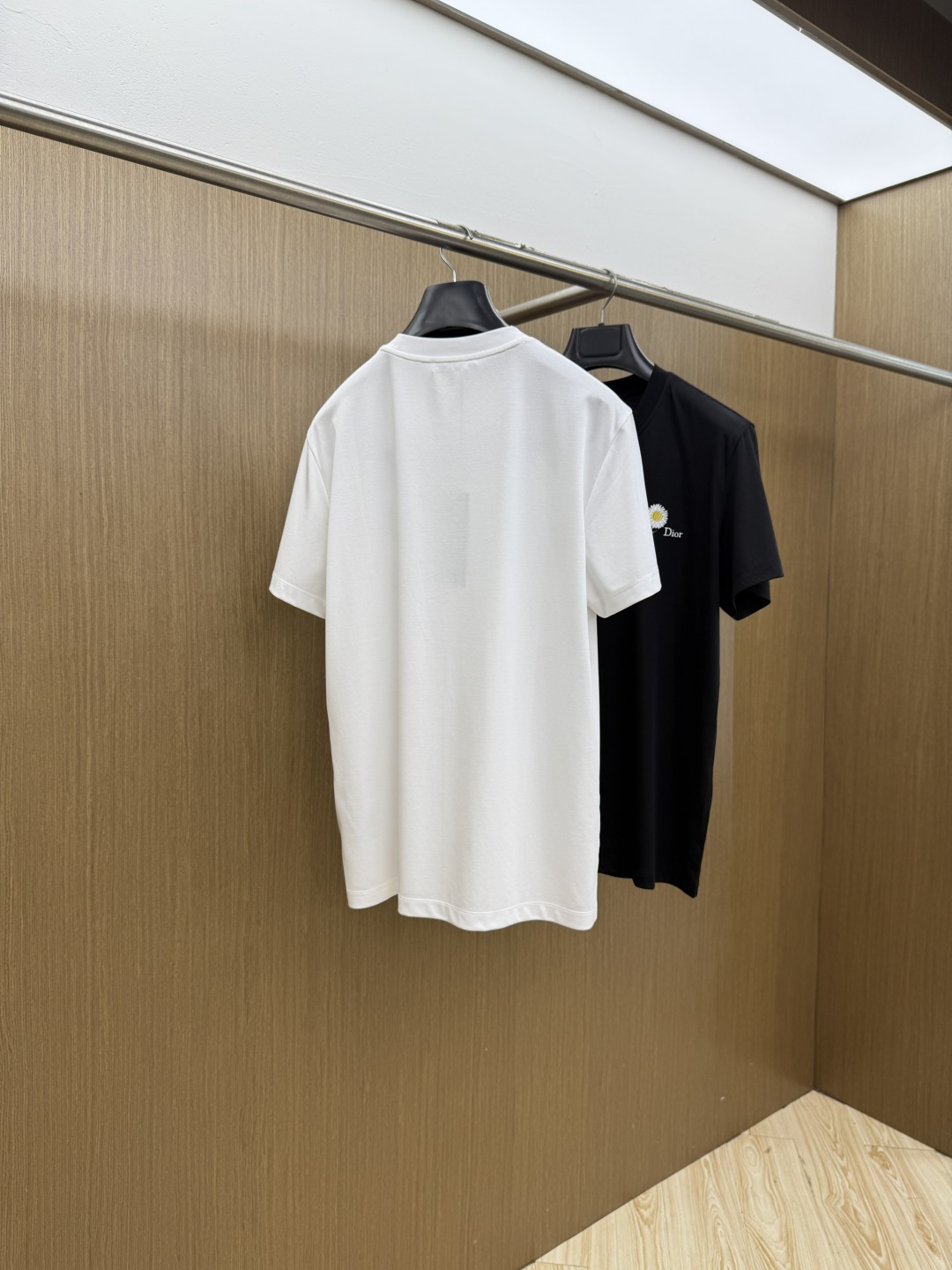 早春 CD 🔥🔥春夏新款首发专柜最新款圆领短袖 高端订制 设计前卫时尚！品牌logo重工艺设计 高端定制