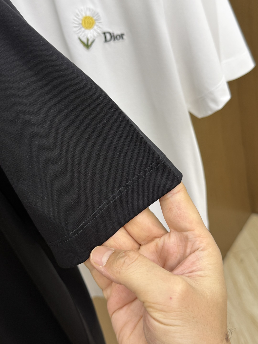 早春 CD 🔥🔥春夏新款首发专柜最新款圆领短袖 高端订制 设计前卫时尚！品牌logo重工艺设计 高端定制