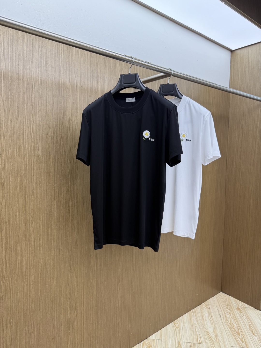 早春 CD 🔥🔥春夏新款首发专柜最新款圆领短袖 高端订制 设计前卫时尚！品牌logo重工艺设计 高端定制