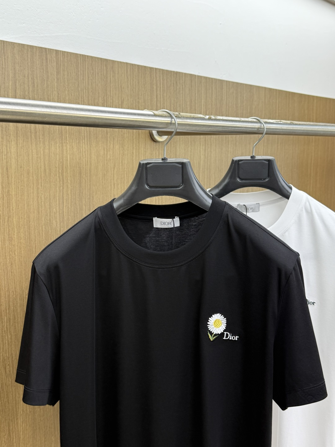 早春 CD 🔥🔥春夏新款首发专柜最新款圆领短袖 高端订制 设计前卫时尚！品牌logo重工艺设计 高端定制