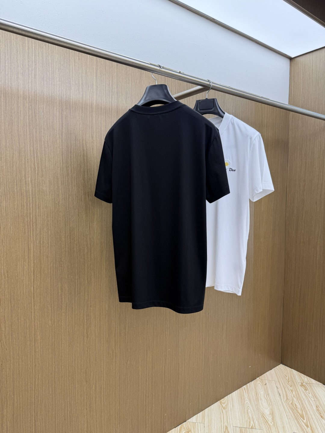 早春 CD 🔥🔥春夏新款首发专柜最新款圆领短袖 高端订制 设计前卫时尚！品牌logo重工艺设计 高端定制