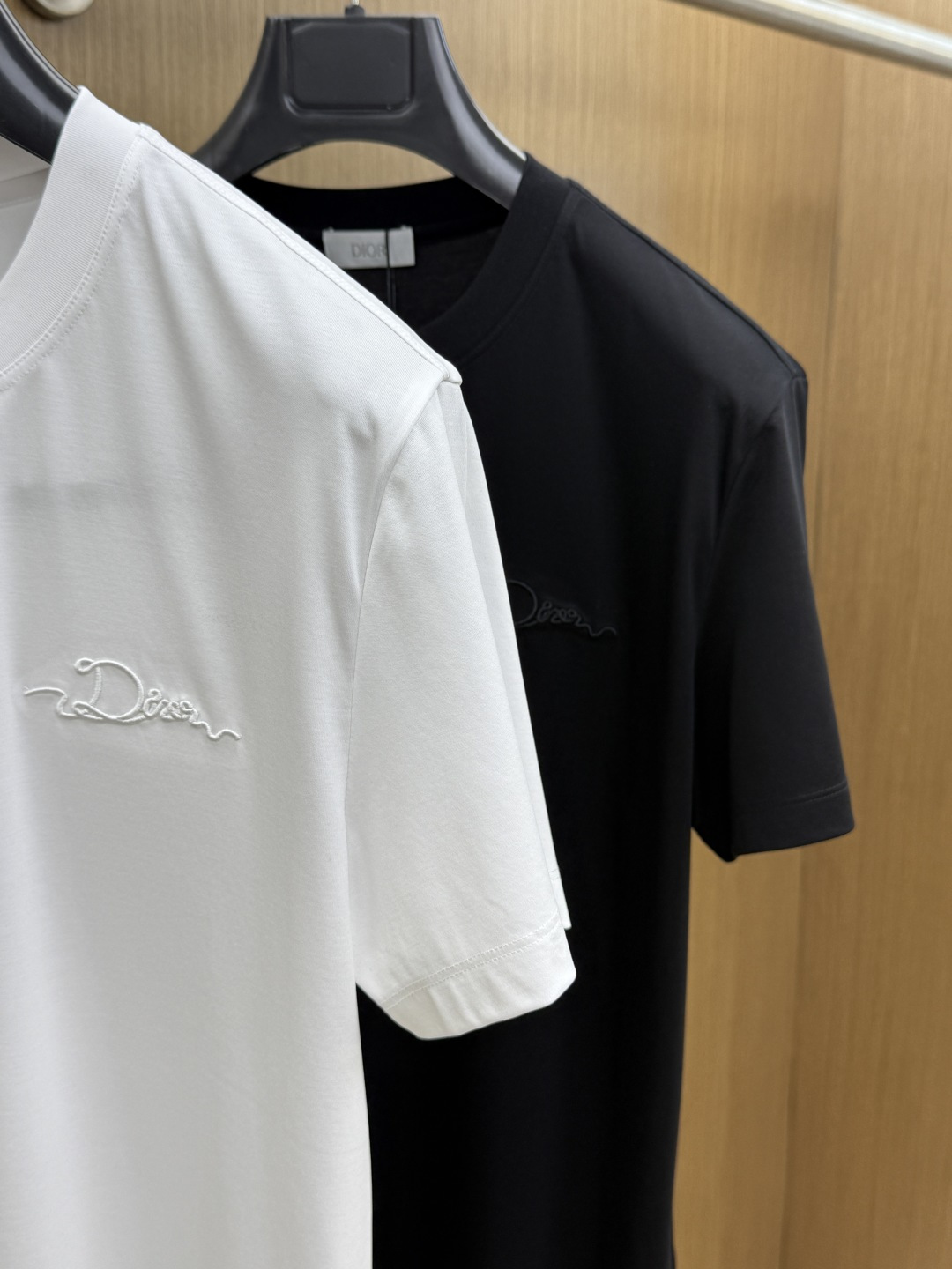 早春 CD 🔥🔥春夏新款首发专柜最新款圆领短袖 高端订制 设计前卫时尚！品牌logo重工艺设计 高端定制