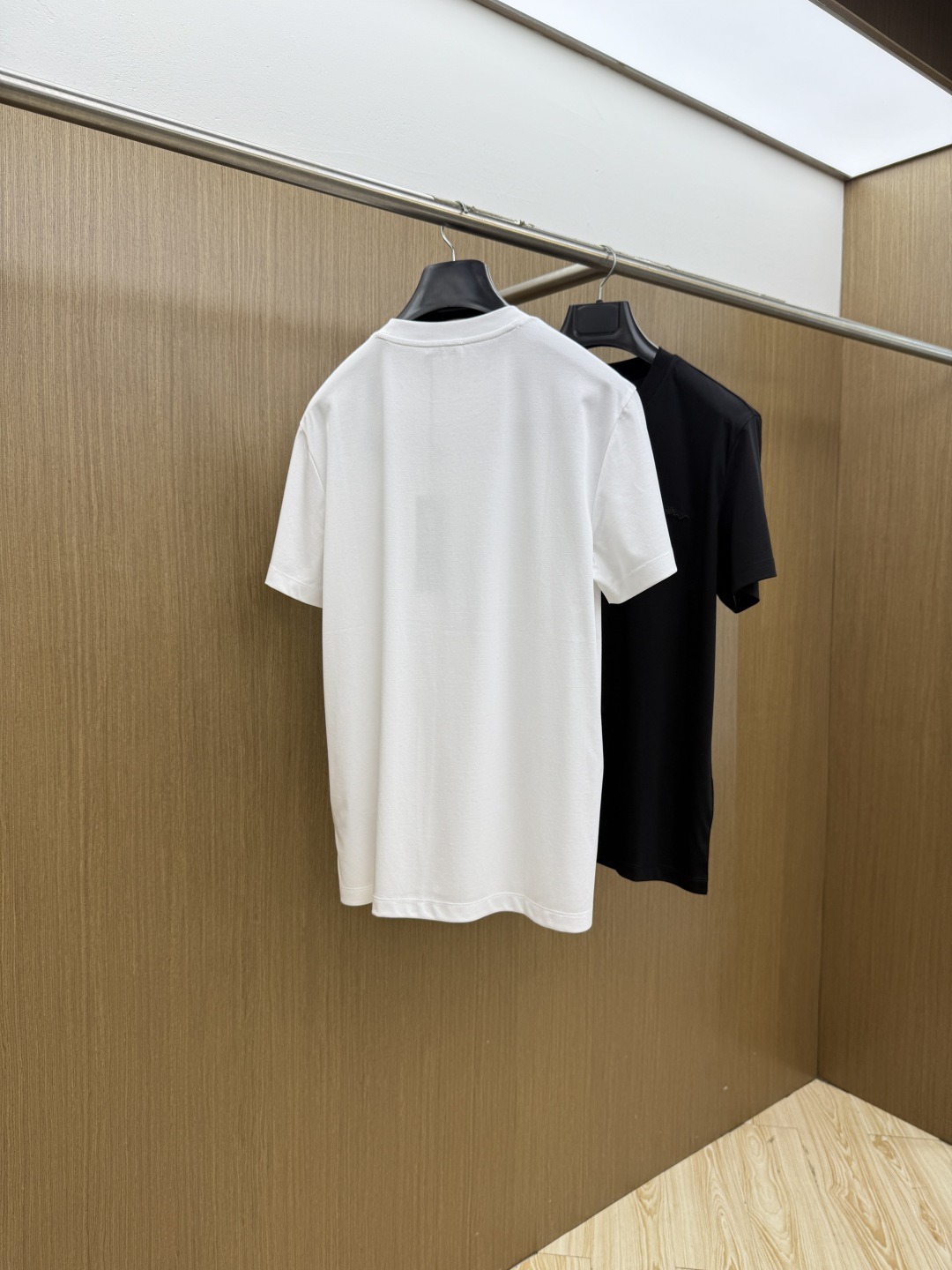 早春 CD 🔥🔥春夏新款首发专柜最新款圆领短袖 高端订制 设计前卫时尚！品牌logo重工艺设计 高端定制