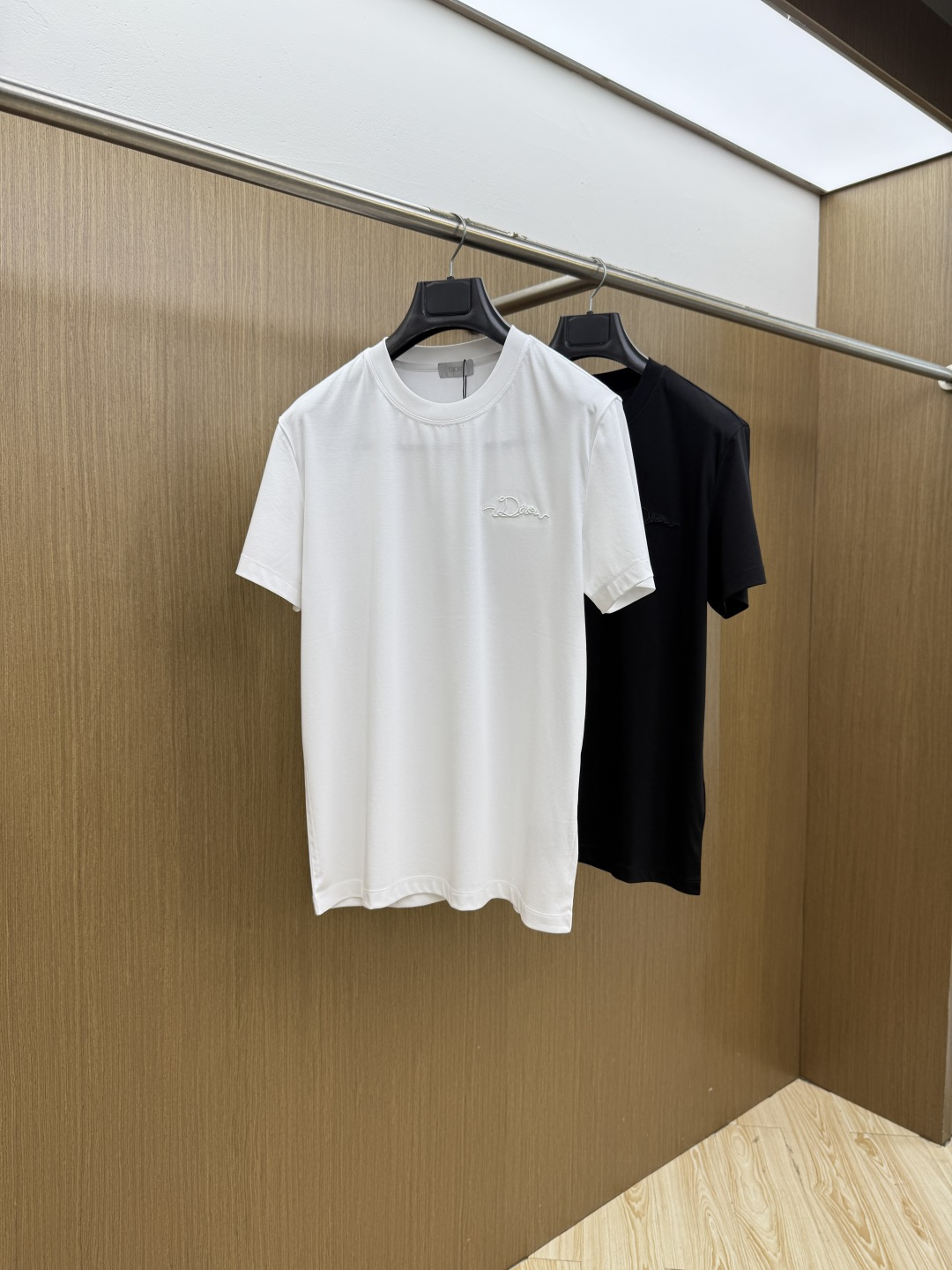 早春 CD 🔥🔥春夏新款首发专柜最新款圆领短袖 高端订制 设计前卫时尚！品牌logo重工艺设计 高端定制