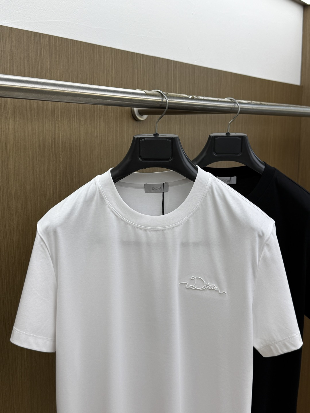 早春 CD 🔥🔥春夏新款首发专柜最新款圆领短袖 高端订制 设计前卫时尚！品牌logo重工艺设计 高端定制