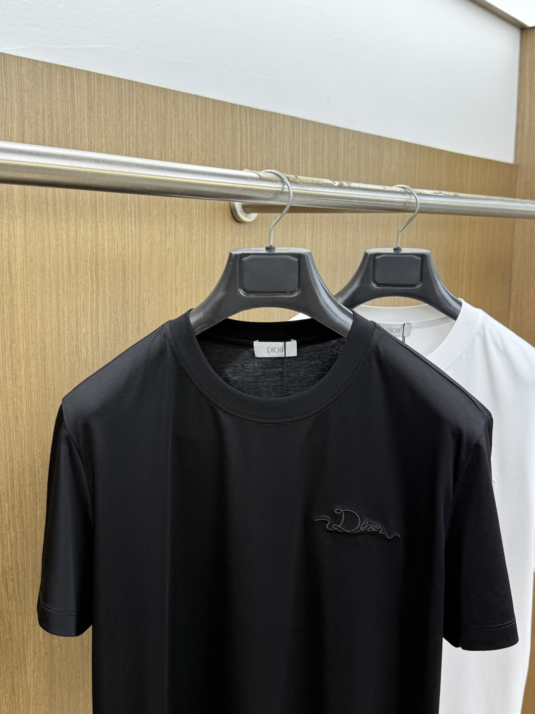 早春 CD 🔥🔥春夏新款首发专柜最新款圆领短袖 高端订制 设计前卫时尚！品牌logo重工艺设计 高端定制